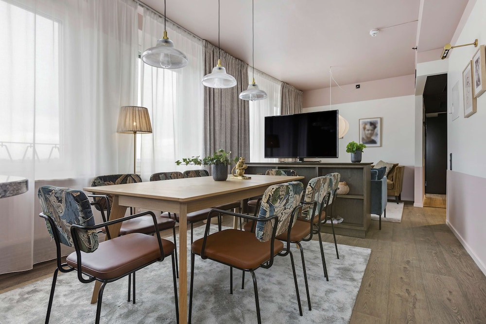 Executive Suite, 1 King Bed, Non Smoking, Refrigerator (Dining Table) - Photo 8