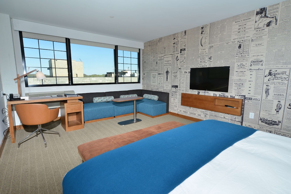 Suite, Multiple Beds (Roll-In Shower, Moblility & Hearing)