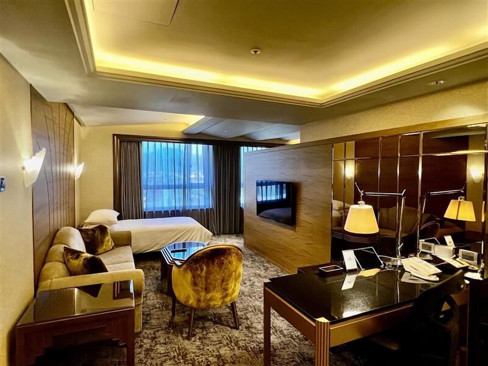 Corner Suite with Extra Bed thumbnail 5