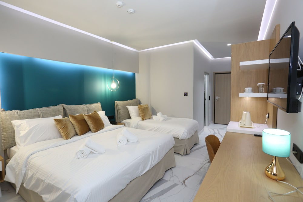 Deluxe Room, Pool View photo 1