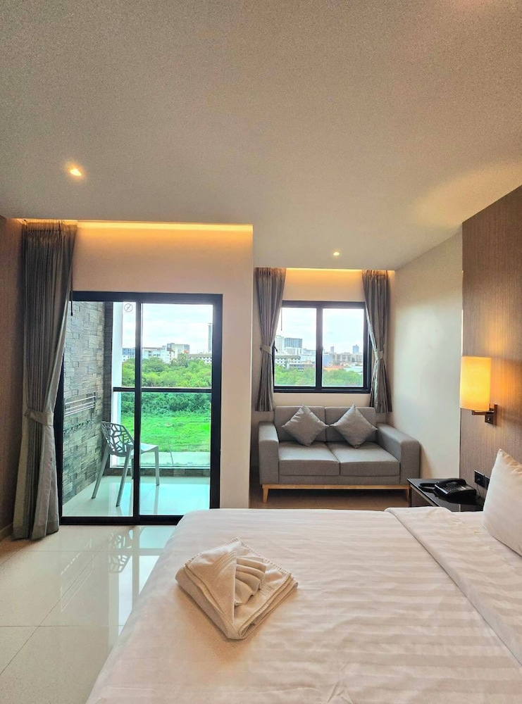 Grand Family Suite with Balcony - Photo 4