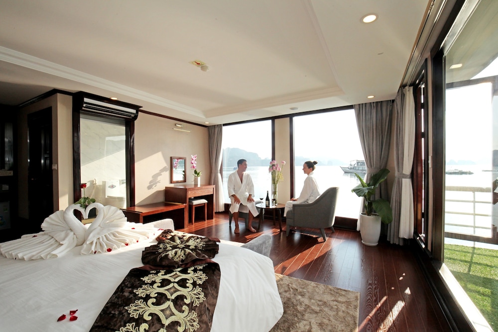 Suite, 1 Queen Bed, Balcony, Bay View photo 3