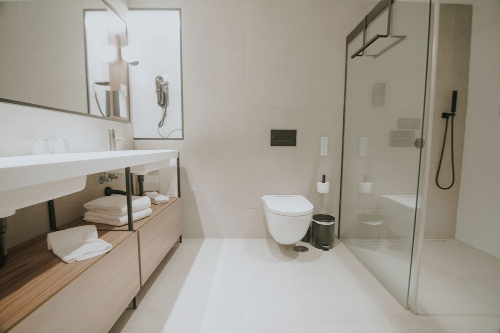 Standard Double Room thumbnail 5