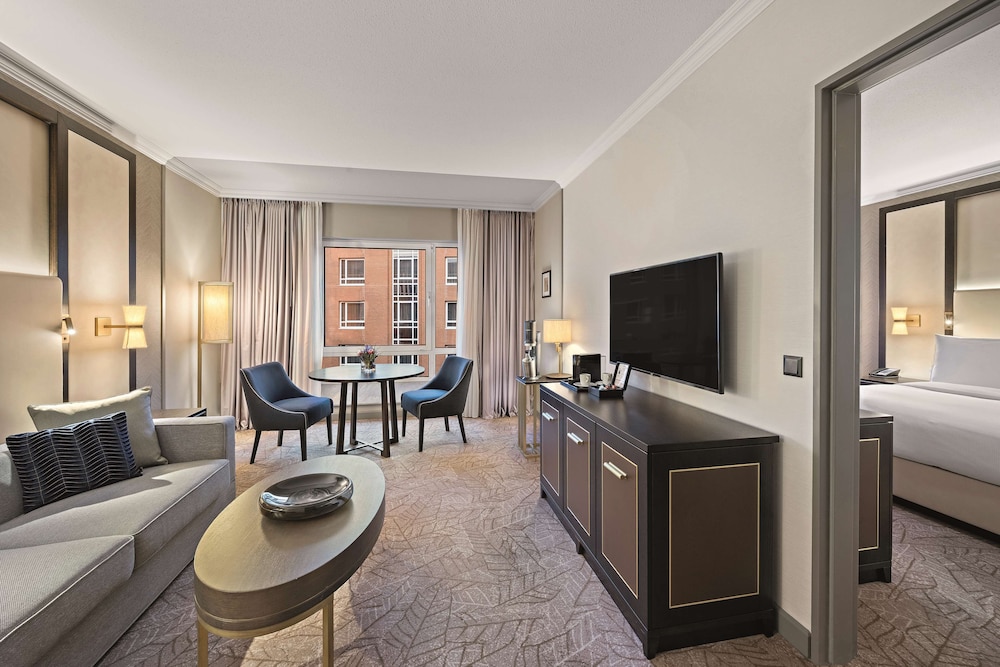 Suite, 1 King Bed, City View