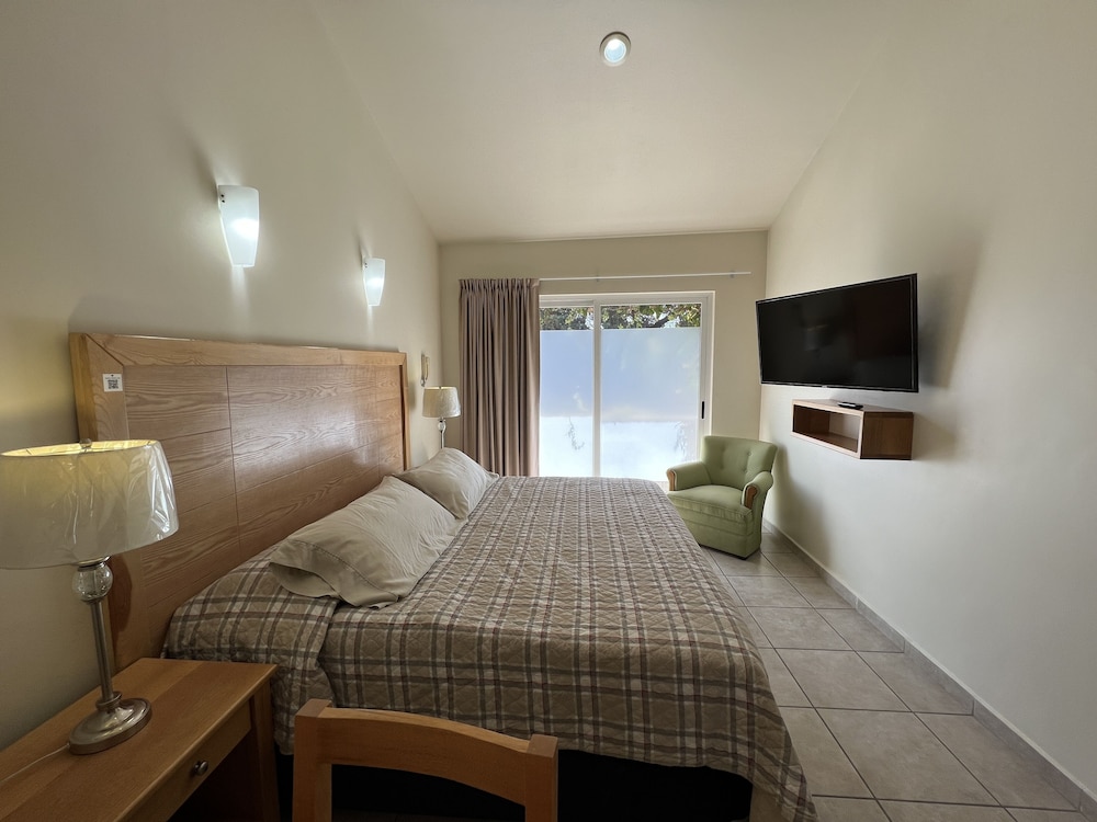 Superior Suite, 1 King Bed, Kitchen photo 2