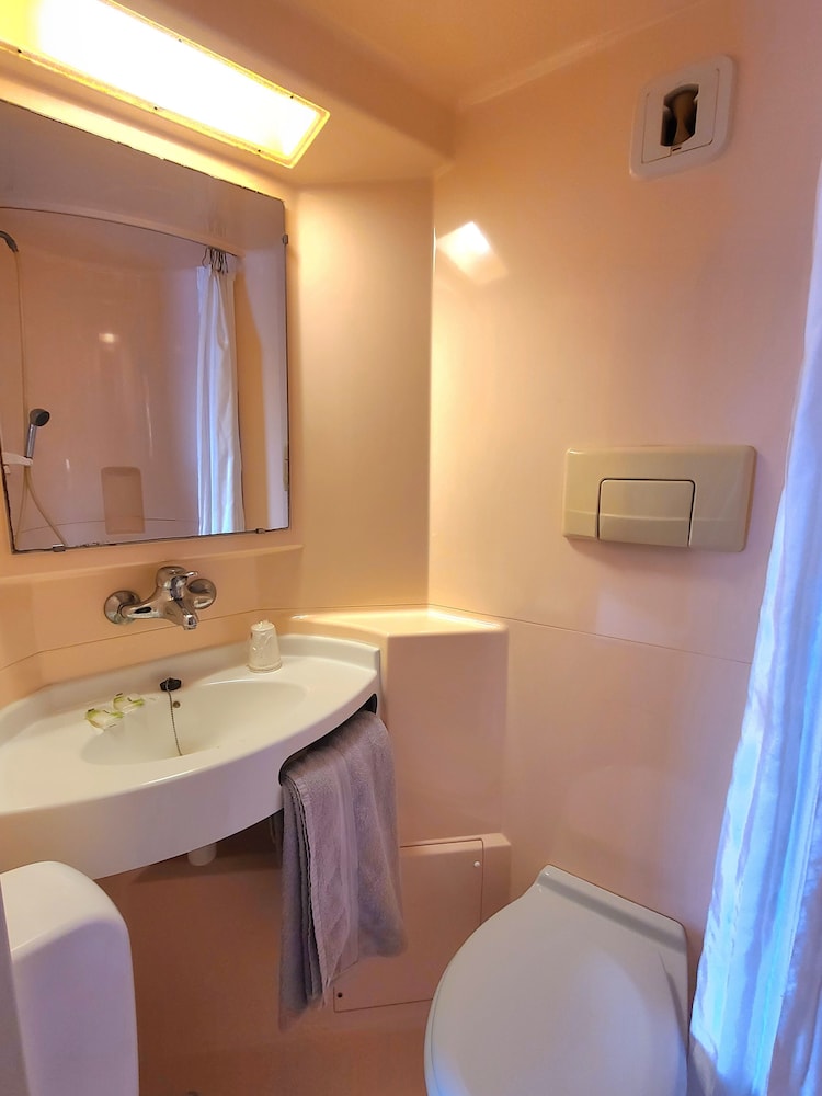 Room, 3 Twin Beds - Photo 2