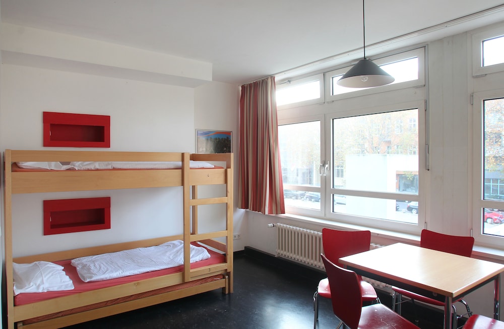 Shared Dormitory, Women only, Shared Bathroom (bed(s) in a 4 bed dorm ) photo 3