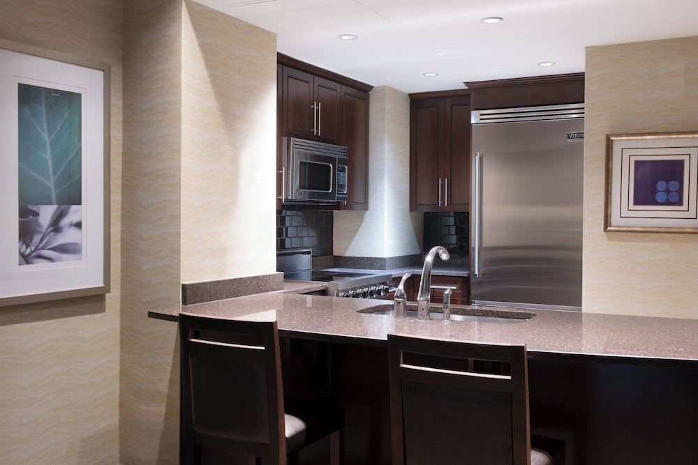 Executive Suite, 2 Bedrooms - Photo 2