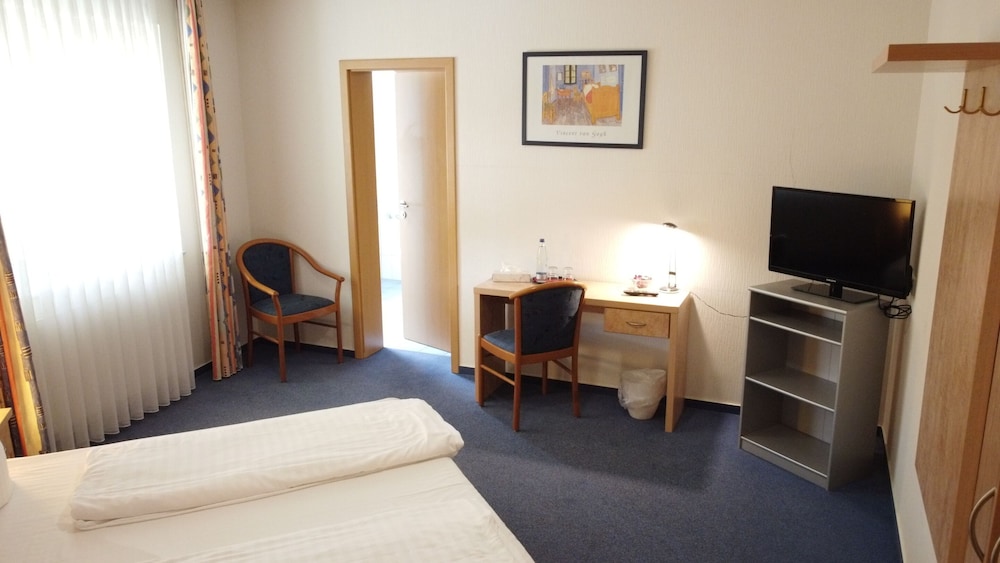 Basic Double or Twin Room, Private Bathroom photo 3