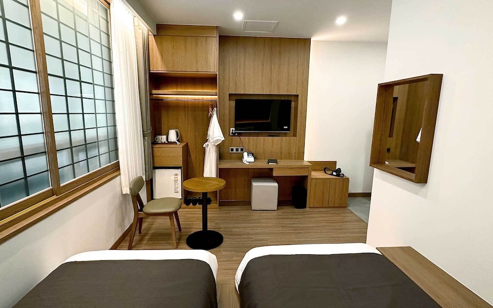 Standard Twin Room - Photo 3