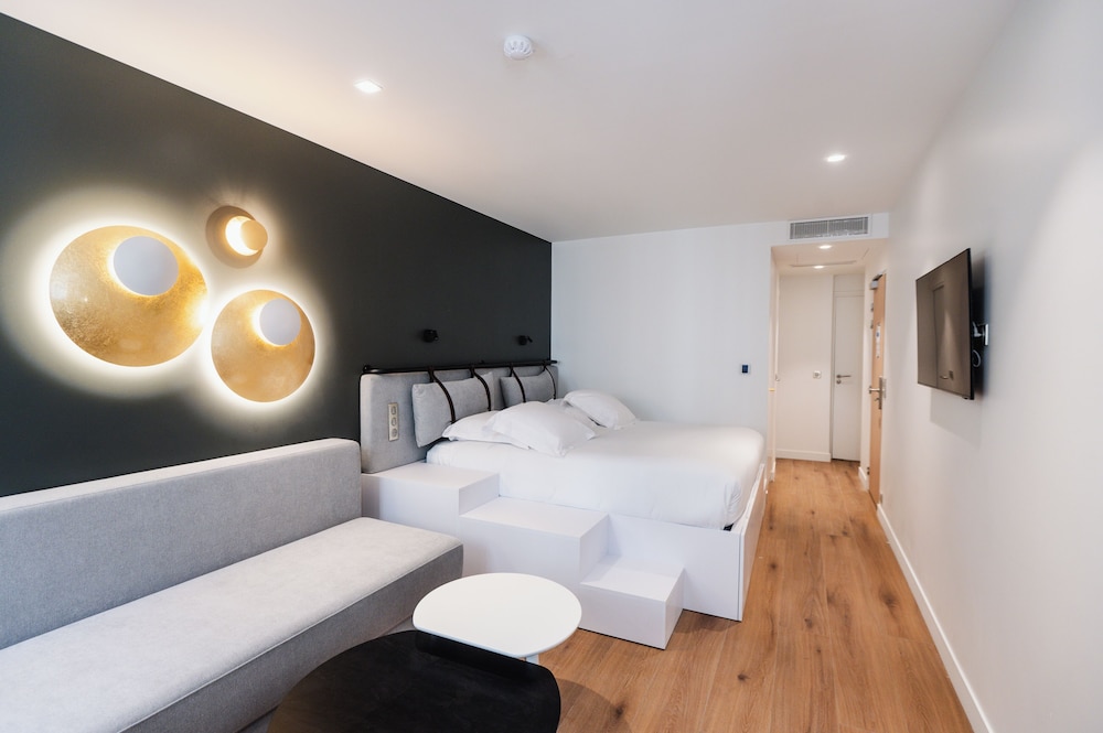 Deluxe Double Room, 1 King Bed with Sofa bed photo 2