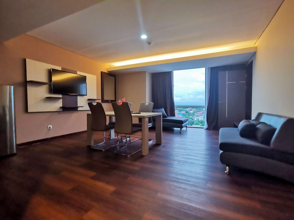 Executive Suite, 1 King Bed, Bathtub, City View photo 2