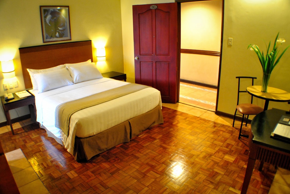Deluxe Room, 1 Queen Bed - Photo 4