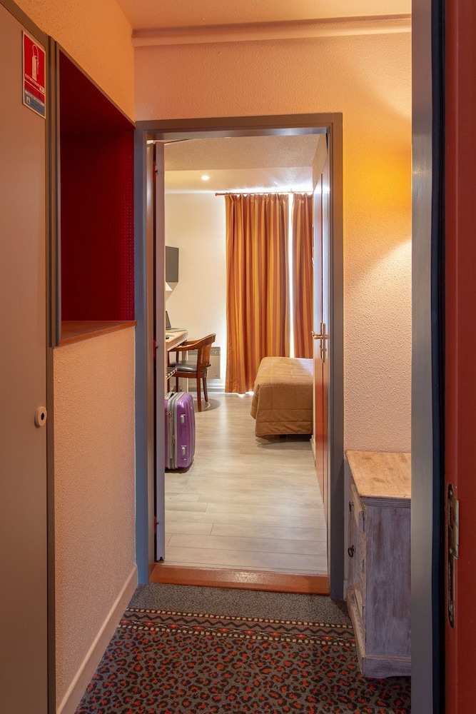 Family Room, Connecting Rooms