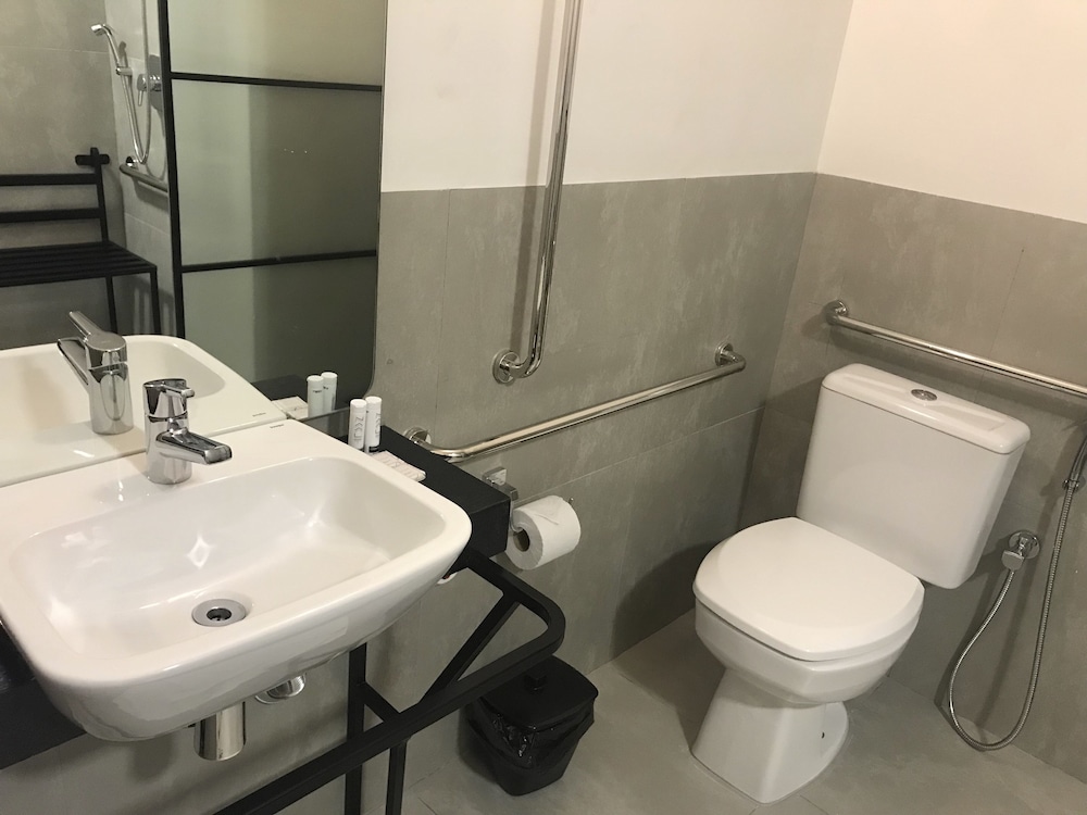 Twin Room, Accessible - Photo 6