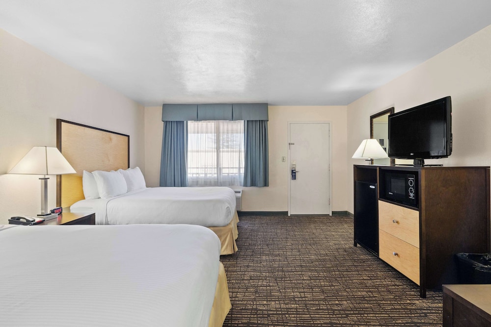 Standard Room, 2 Queen Beds, Non Smoking, Microwave photo 2