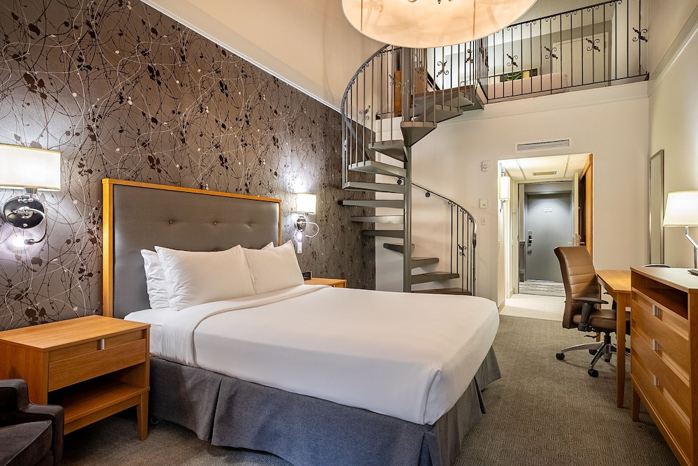 Junior Suite, 2 Queen Beds, Fireplace