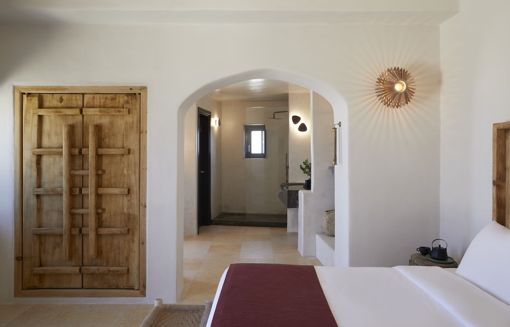 Cavalieros Honeymoon Villa with private heated pool and caldera view