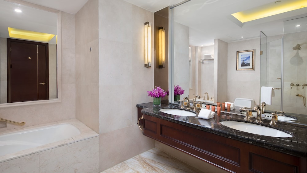 Premium Room, 1 King Bed, Club Lounge Access (Lounge Access) photo 2