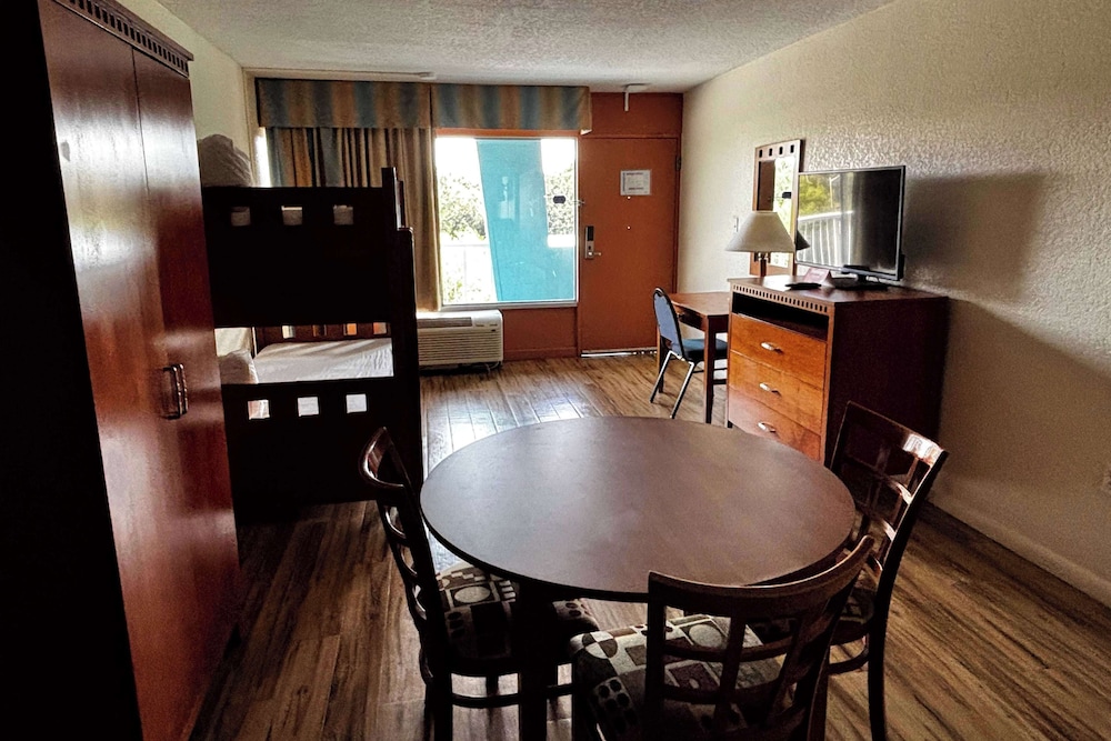 Suite, Multiple Beds, Non Smoking - Photo 2