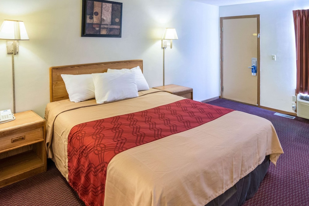 Standard Room, 1 Queen Bed, Smoking - Photo 5