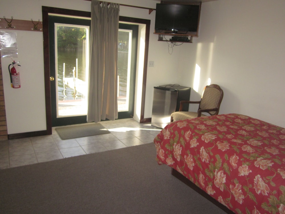 Standard Suite, Refrigerator & Microwave, River View (Evergreen) photo 2