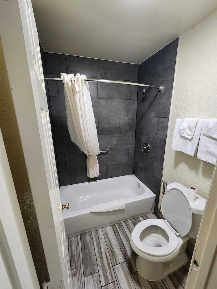 Basic Single Room, 1 King bed - Smoking