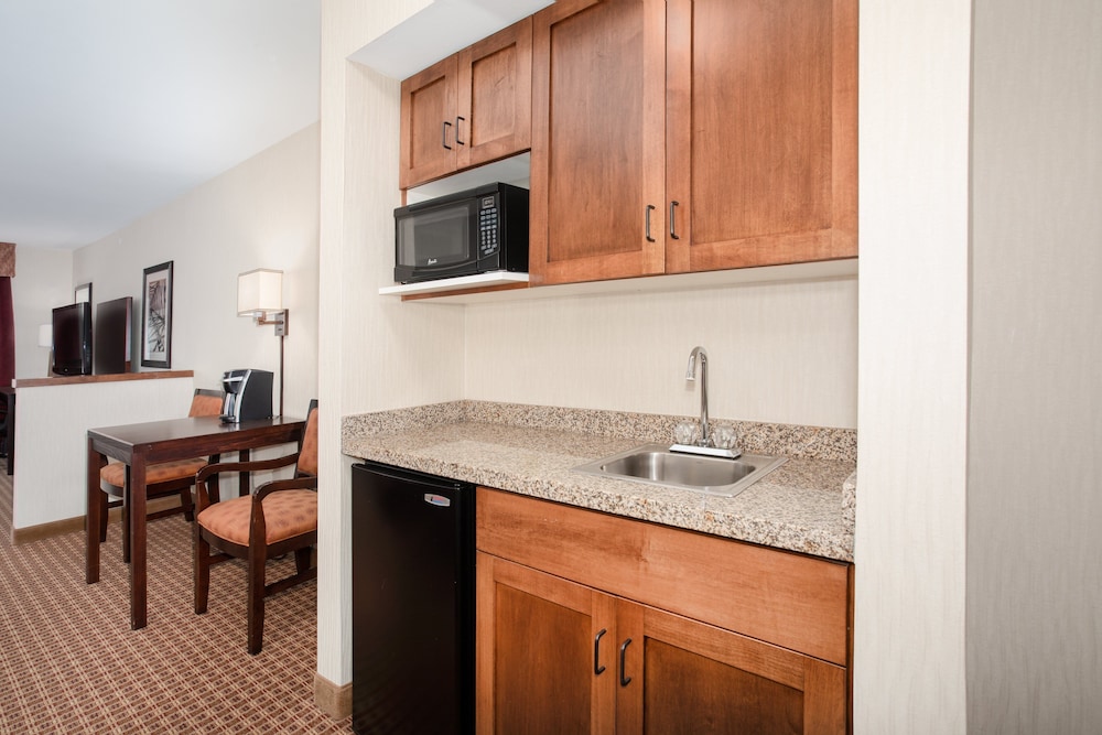 Suite, 1 Bedroom - Photo 1