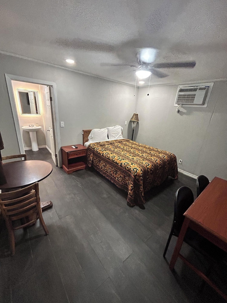 Basic Room, 1 Queen Bed