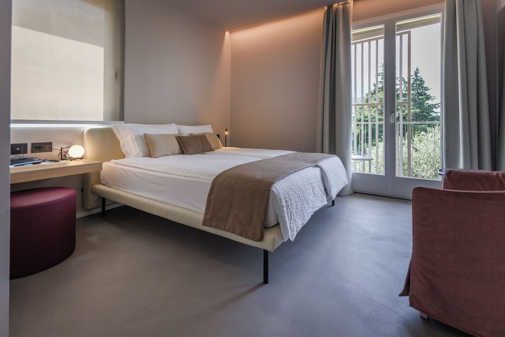 Design Double or Twin Room, Ensuite, Lake View photo 2