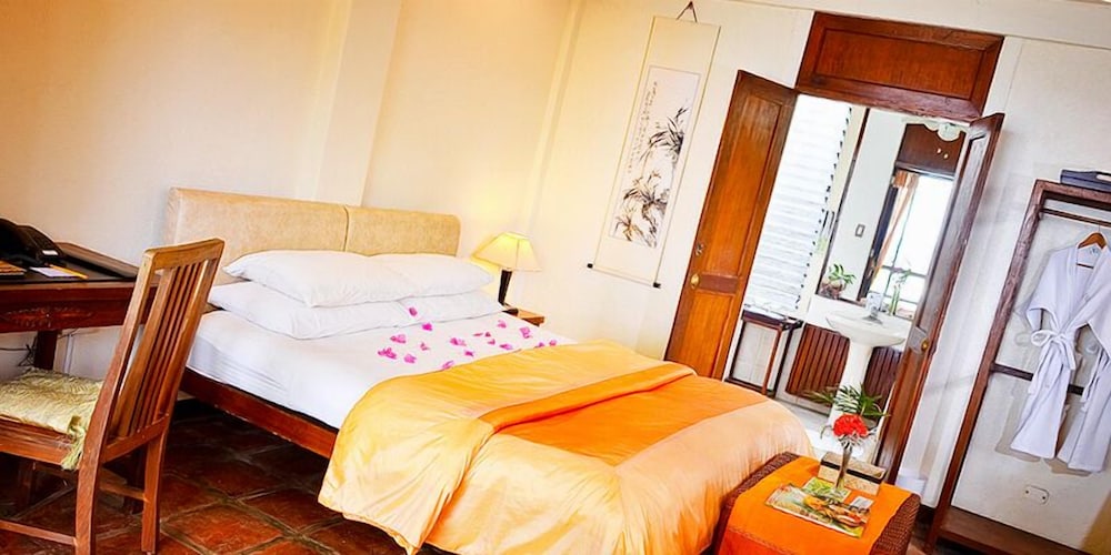 Premier Room, 1 King Bed, Garden View, Sea Facing photo 2