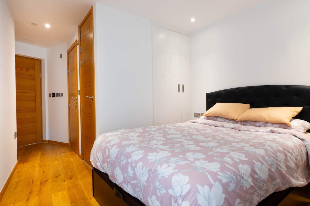 Basic Studio, 1 Double Bed With Sofa Bed photo 2