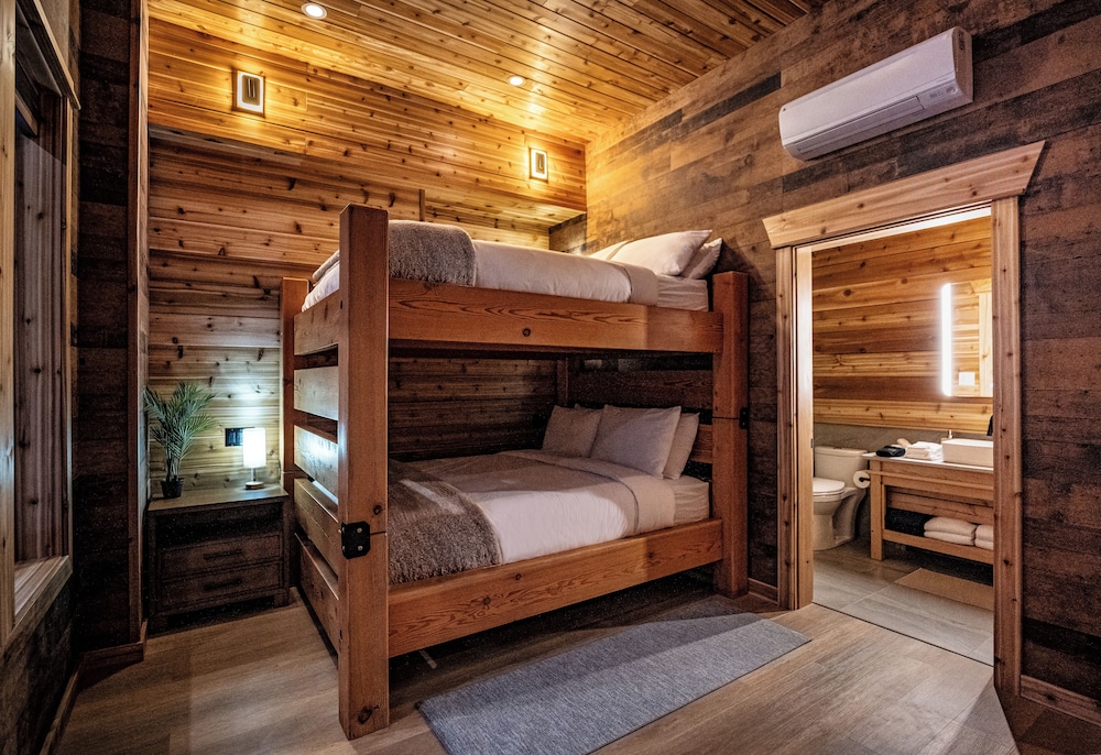 Luxury Chalet, 2 Bedrooms, Hot Tub, Mountain View photo 2