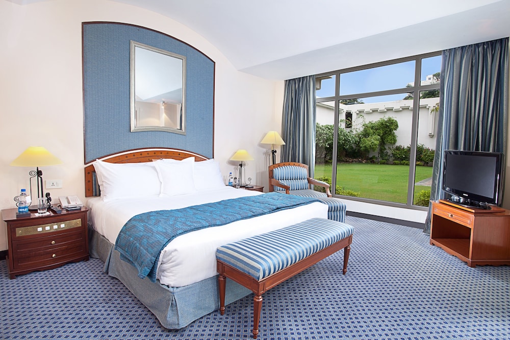 Suite, 1 Queen Bed, Pool View (Contemporary Suite) photo