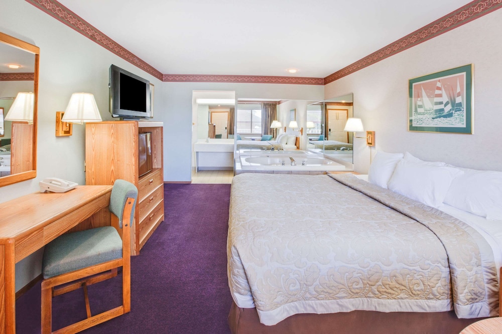 Deluxe Room, 1 King Bed, Hot Tub, Courtyard View photo 1