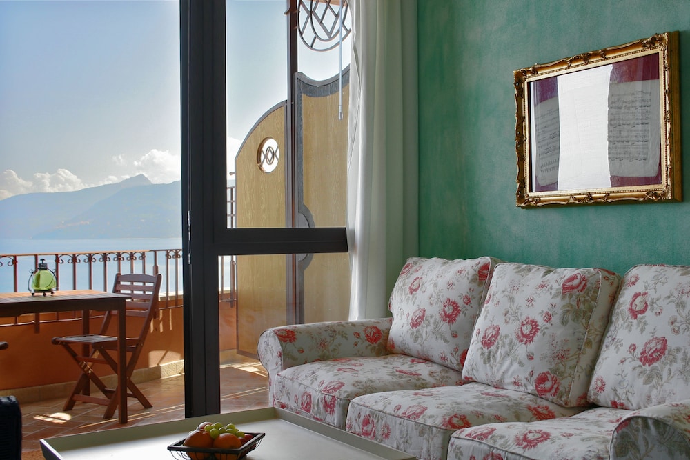 Deluxe Studio Suite, 1 Queen Bed, Sea View - Photo 6