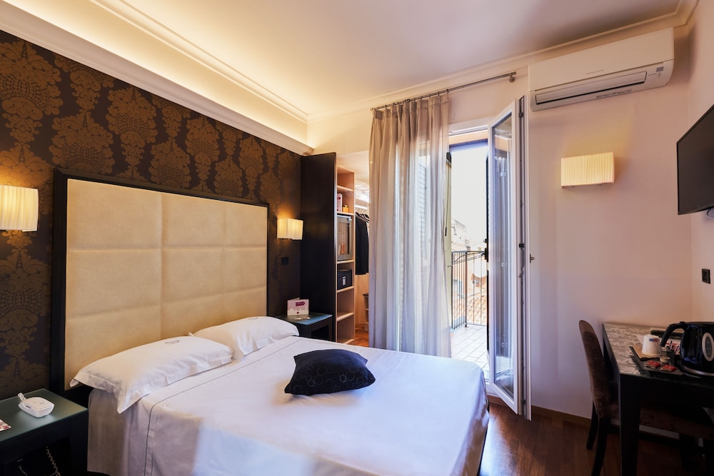 French Bed con vista thumbnail 5