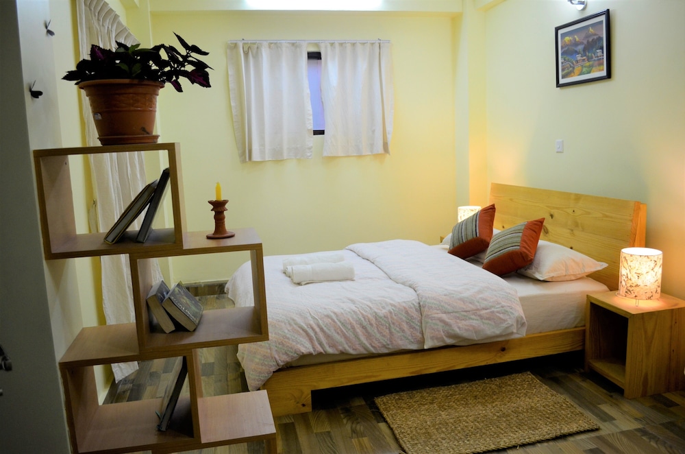 Deluxe Room, 1 Queen Bed photo 3
