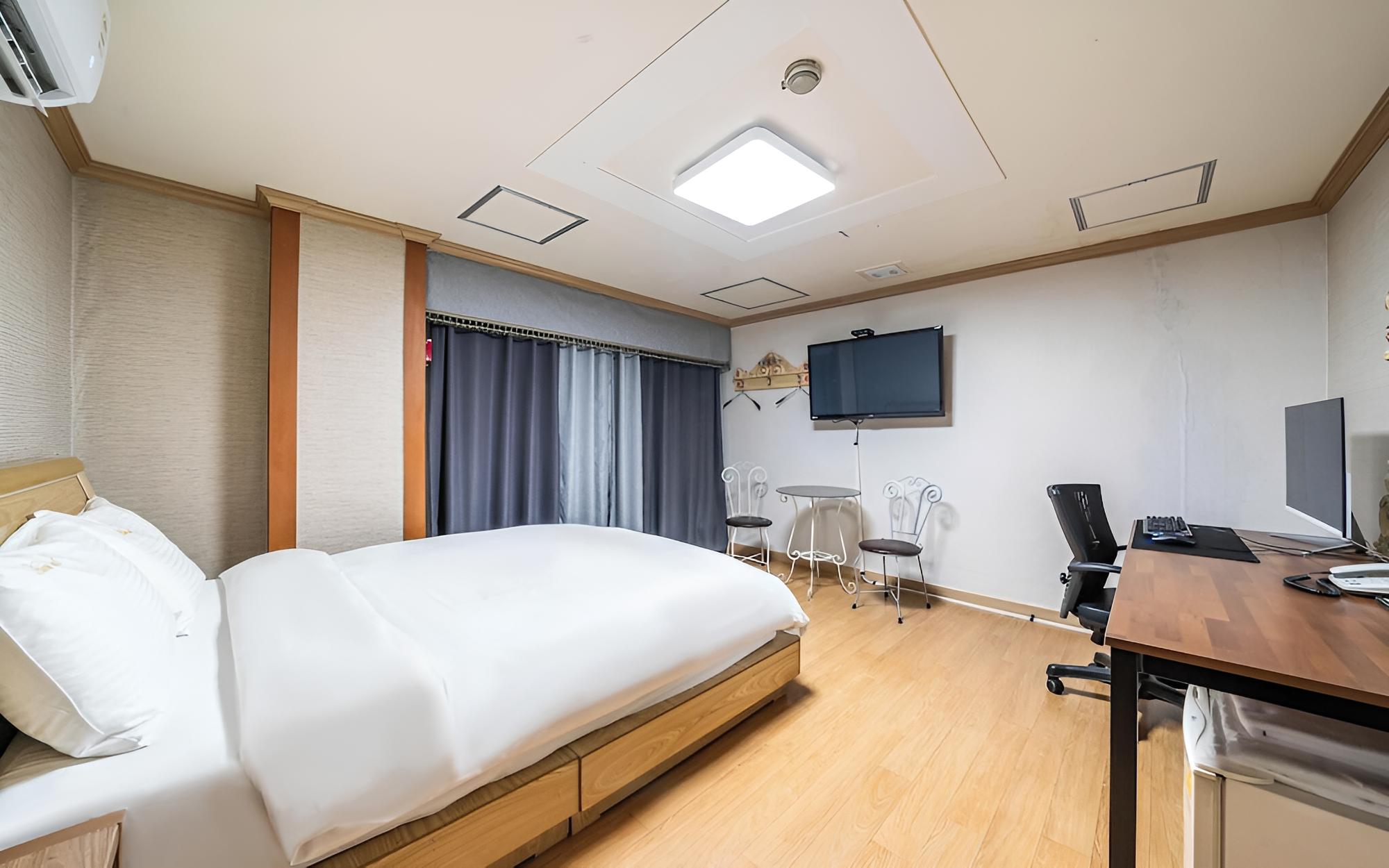 Room (1PC gaming room (5-star hotel bedding) photo 3