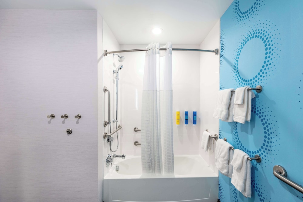 Room, 1 King Bed, Accessible, Bathtub - Photo 6