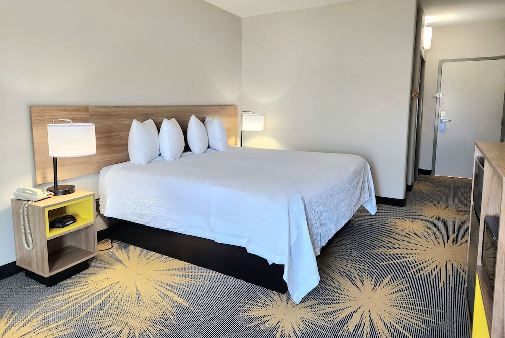 Suite, 1 King Bed, Non Smoking, Hot Tub - Photo 6