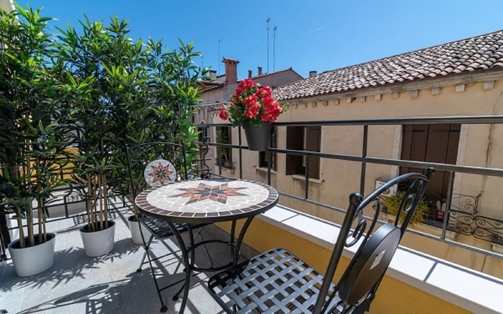 Deluxe Room, 1 King Bed, Balcony, City View photo 3