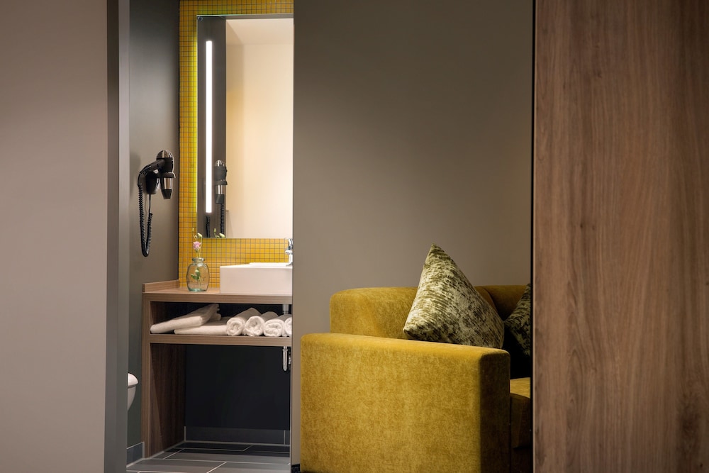 Suite, 1 Queen Bed thumbnail 5