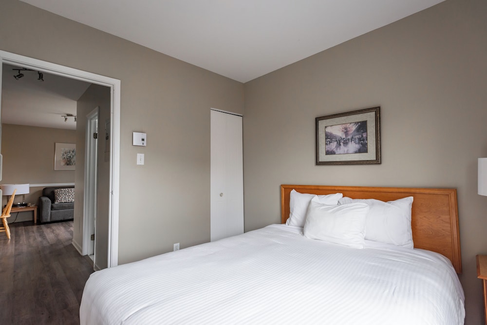 Suite, 1 Queen Bed with Sofa bed photo 1