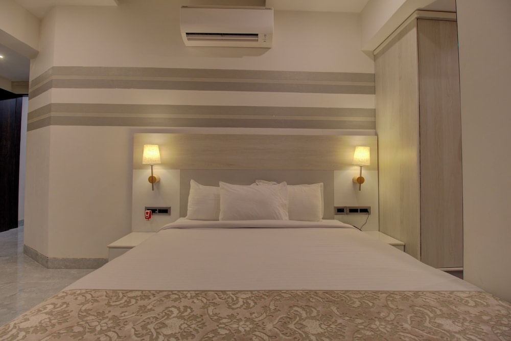 Deluxe Room, 1 Queen Bed, City View - Photo 4