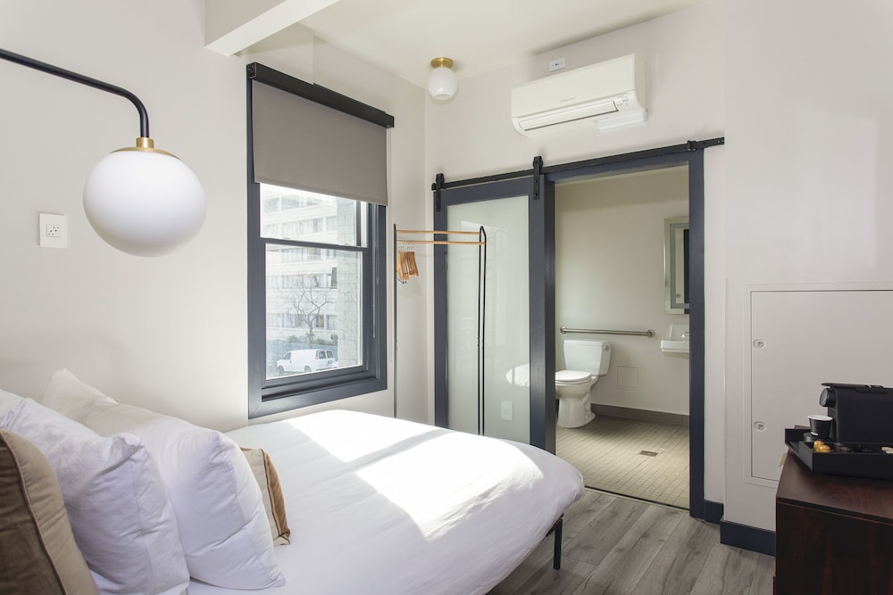Standard Room, 1 Queen Bed, Accessible photo 2