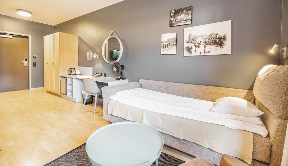 Family Room, 2 Twin Beds, Non Smoking (with Sofabed) - Photo 3