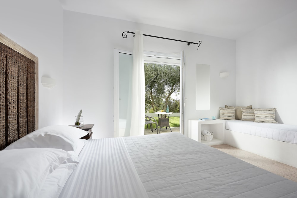 Triple Room, 1 Bedroom photo 2