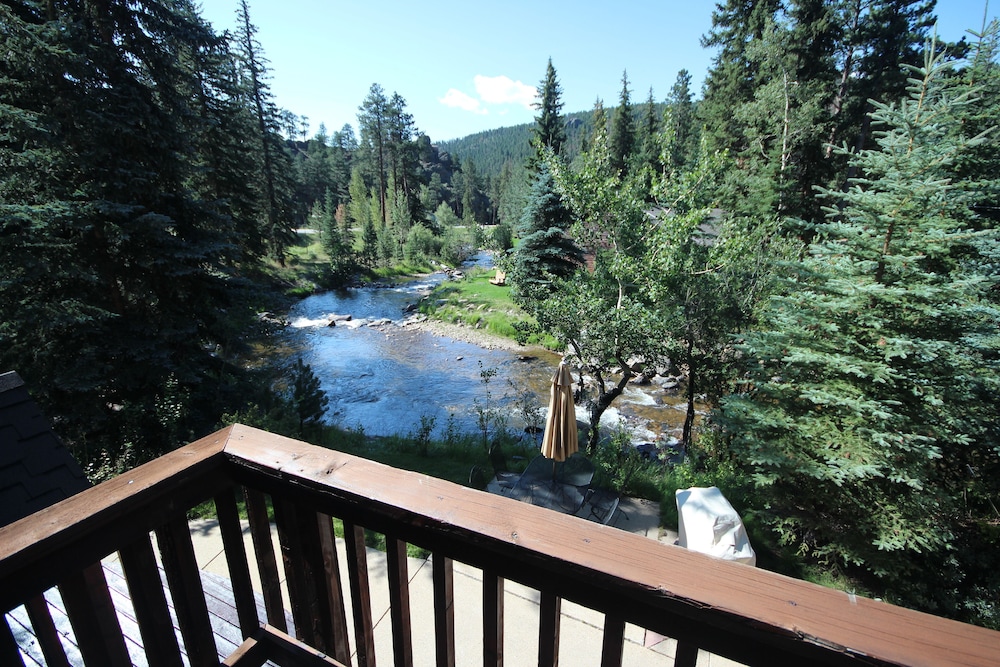 Riverview, One Bedroom Suite (1 Queen Bed with Sofa Bed), photo 6
