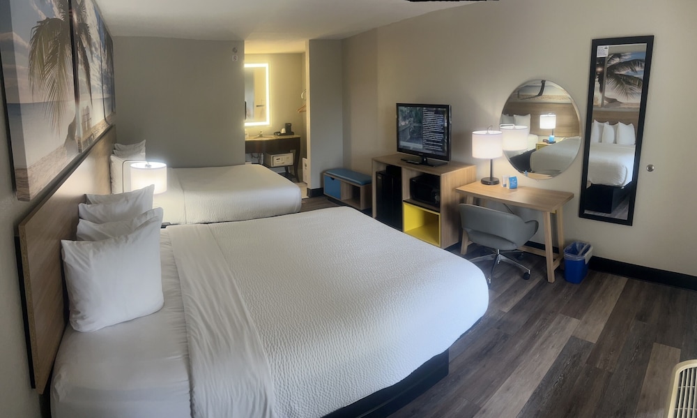 Room, 2 Queen Beds, Non Smoking (Pet Friendly) - Photo 4